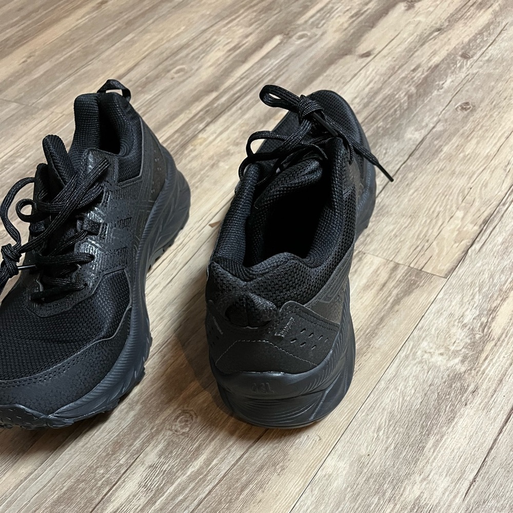 Asics Men's All-Black Athletic Shoes*** New Condition ****